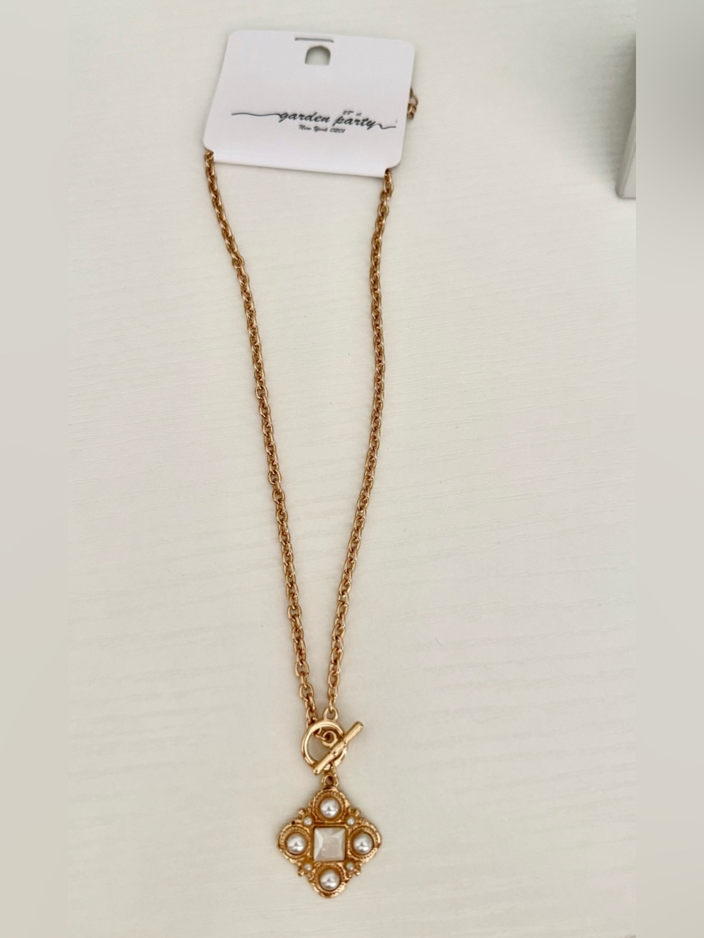 Unique NWT Gold Clover Pendant Toggle Necklace with Pearl-like Accents